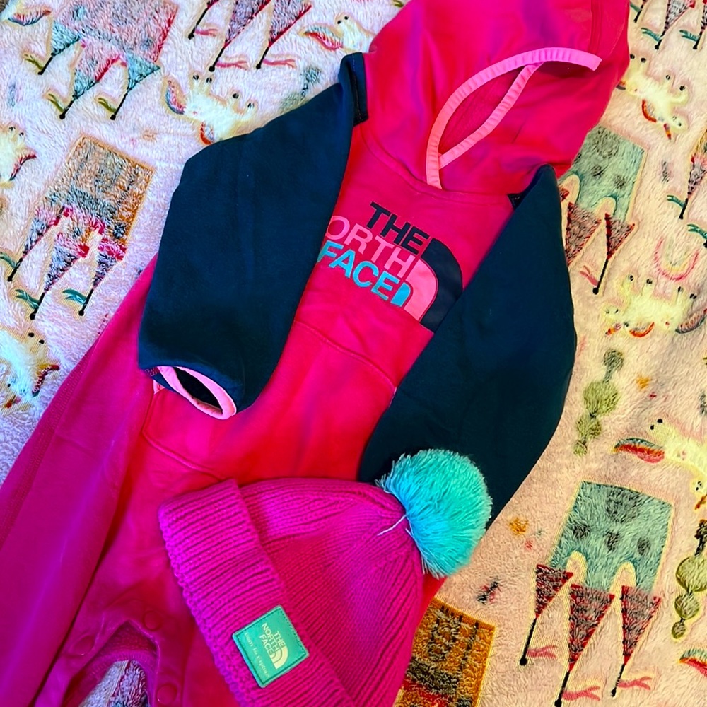 North face 6-12 month sweatsuit and toboggan